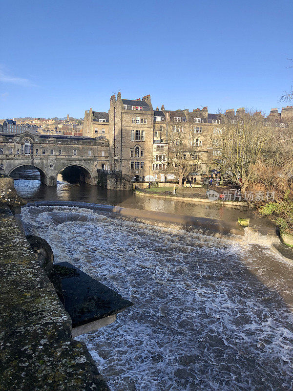 图片Pulteney Wear和Bridge, Avon河，Bath, Somerset, England, UK